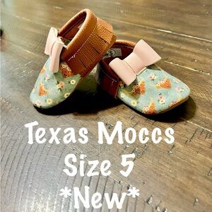 Texas Moccs Size 5 Bohemian Floral Cow New Moccasin Baby Shoes